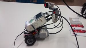 Abbildung 13: Lego EV3 mit Ultrasonic seitlich